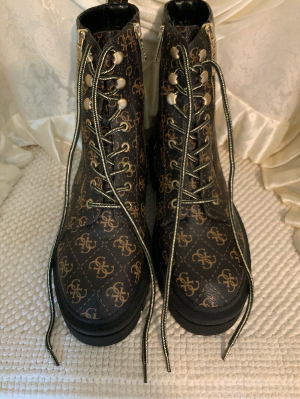GUESS - Picture 11 of 13